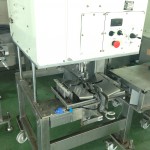 ホタテ自動耳吊り機